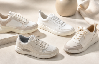Damessneakers voor brede voeten naast elkaar
