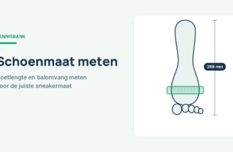 Voet op een A4 tegen de muur met de voetlengte in millimeters en een meetlint rond de bal van de voet
