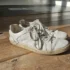 Schoenen oprekken of breder maken: wat werkt per materiaal